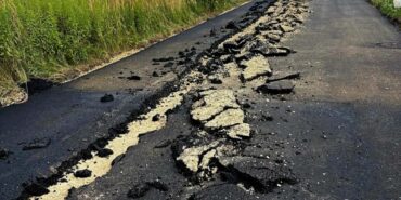 gliwicede-traktor-ofkesi-ciftcinin-asfalt-isyani-200-metrelik-yolu-kullanilamaz-hale-getirdi-OTmSWeRe.jpg