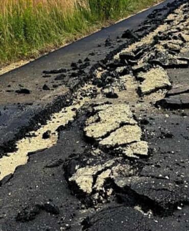gliwicede-traktor-ofkesi-ciftcinin-asfalt-isyani-200-metrelik-yolu-kullanilamaz-hale-getirdi-OTmSWeRe.jpg