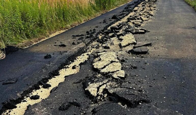 Gliwice’de Traktör Öfkesi: Çiftçinin Asfalt İsyanı 200 Metrelik Yolu Kullanılamaz Hale Getirdi