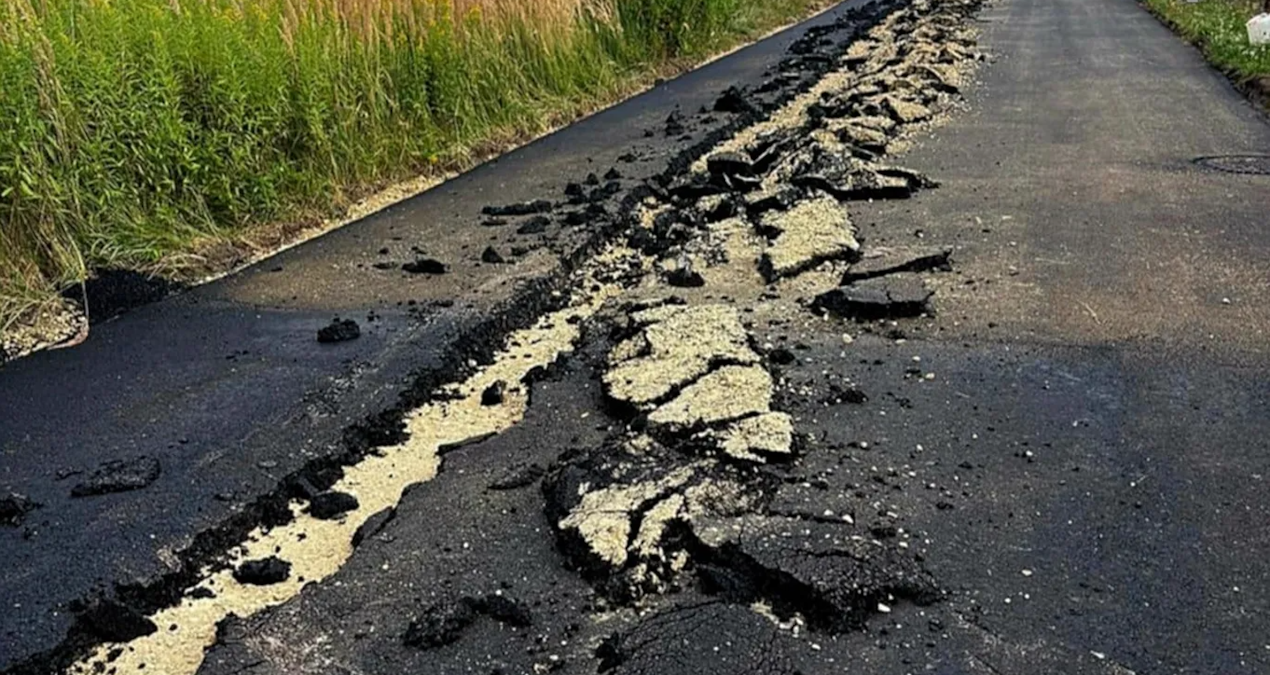 gliwicede-traktor-ofkesi-ciftcinin-asfalt-isyani-200-metrelik-yolu-kullanilamaz-hale-getirdi-OTmSWeRe.jpg