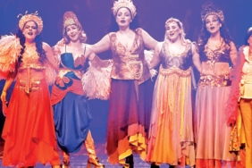 harbiyede-kahkaha-ve-sarkilar-sahne-kazalariyla-gelen-eglence-YceGbHxu.jpg