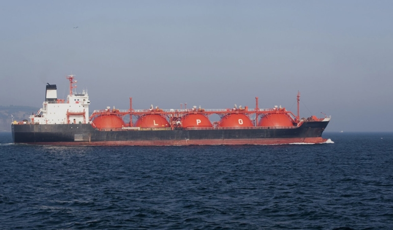 Hürmüz’de Gecenin Sessizliğini Bozan LNG Tankeri Saldırısı: Enerji Rotası Alarm Veriyor
