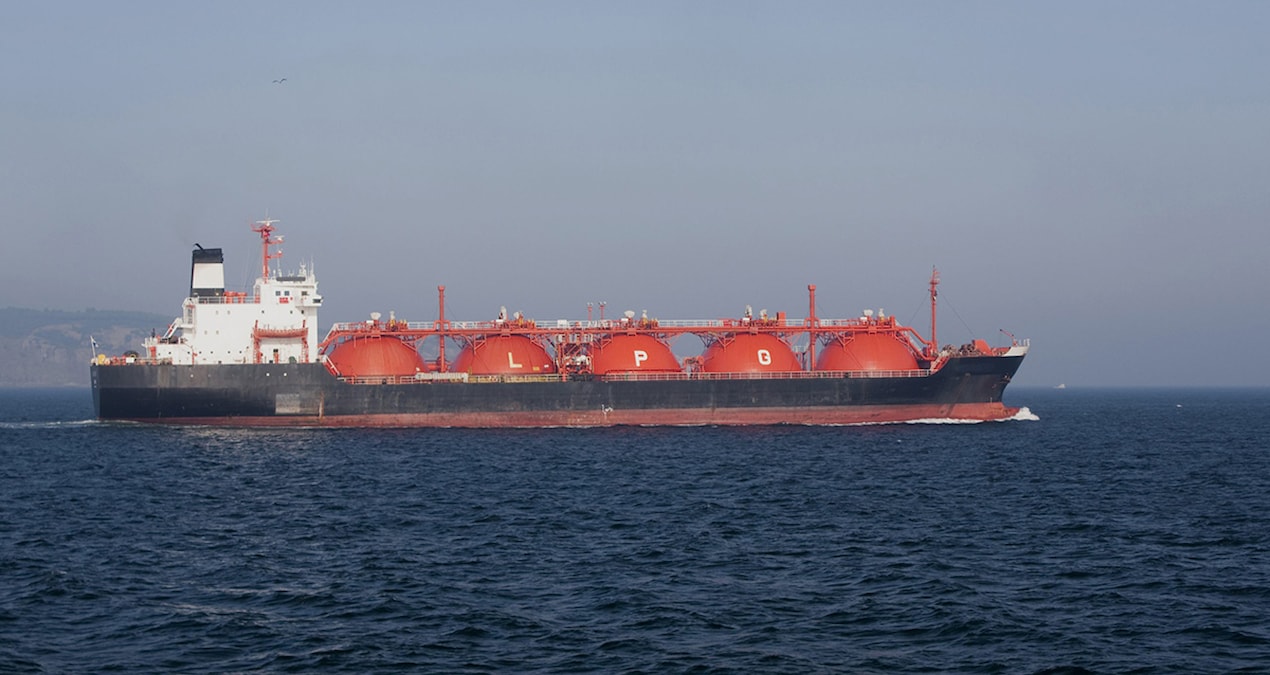 hurmuzde-gecenin-sessizligini-bozan-lng-tankeri-saldirisi-enerji-rotasi-alarm-veriyor-y4ux3b5I.jpg