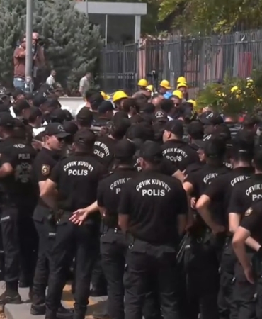 madencilerin-bekleyisi-ve-valilik-karsisi-SFIhaP83.jpg