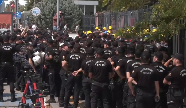 Madencilerin Bekleyişi ve Valilik Karşısı