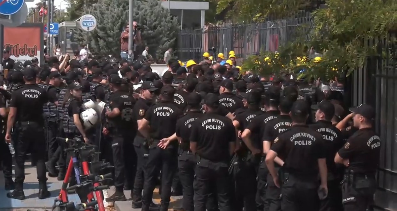 madencilerin-bekleyisi-ve-valilik-karsisi-SFIhaP83.jpg