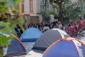 romada-dayanisma-kalesi-yanginla-bosaltildi-binlerce-hayat-cadirda-siyaset-kavgada-qLQn4EWg.jpg