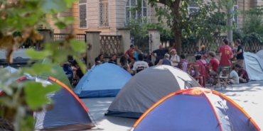 romada-dayanisma-kalesi-yanginla-bosaltildi-binlerce-hayat-cadirda-siyaset-kavgada-qLQn4EWg.jpg
