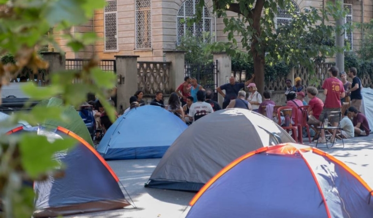 Roma’da ‘Dayanışma Kalesi’ Yangınla Boşaltıldı: Binlerce Hayat Çadırda, Siyaset Kavgada