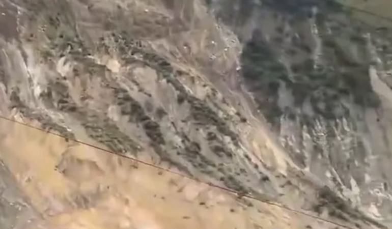 Mustang’ta Dağın Çöküşü: Nehir Bir Anda Taşma Noktasına Geldi — Bölge Alarmda