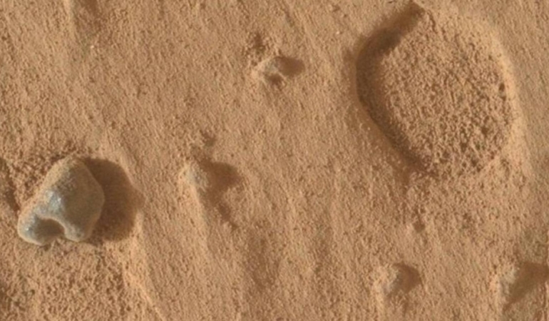 NASA Curiosity’nin Mount Sharp’ta Gözlemlenen Anomali Delikleri: Yeni Jeolojik Mekanizmalar İçin Çağrı