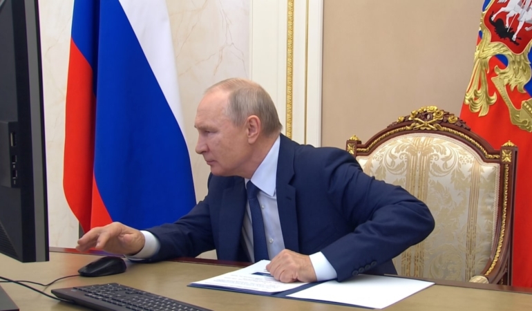 Putin’in ‘Korsan Windows’ Skandalı: Devlet Başkanının Çevrimiçi Oylama Anı Sosyal Medyanın Diline Düştü
