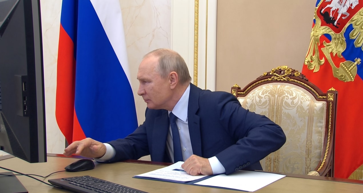 putinin-korsan-windows-skandali-devlet-baskaninin-cevrimici-oylama-ani-sosyal-medyanin-diline-dustu-1S5hkLLW.jpg