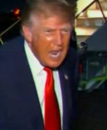 trump-canli-yayinda-sinirlarini-asti-muhabire-sen-degil-diye-bagirdi-gerginlik-tirmandi-EVnirJTR.jpg