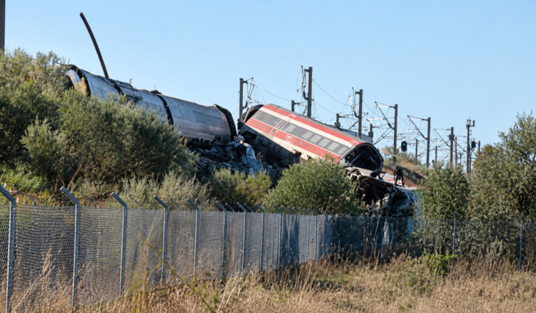 ispanyada-iki-yuksek-hizli-tren-carpisti-cok-sayida-olu-ve-yarali-var-U7XG4K5Y.jpg
