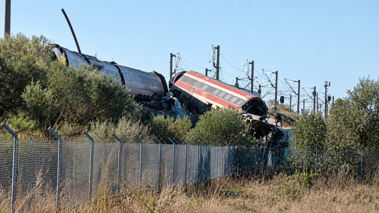 ispanyada-iki-yuksek-hizli-tren-carpisti-cok-sayida-olu-ve-yarali-var-U7XG4K5Y.jpg