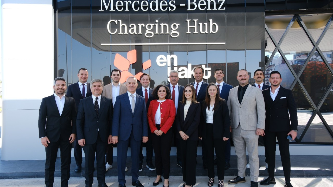 mercedes-benz-ve-en-yakittan-turkiyede-bir-ilk-720-kwlik-hizli-sarj-istasyonu-acildi-f2X8zddv.jpg