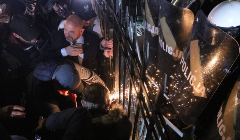 Polonya’da yargı krizi tırmandı: Anayasa Mahkemesi önünde polis müdahalesi