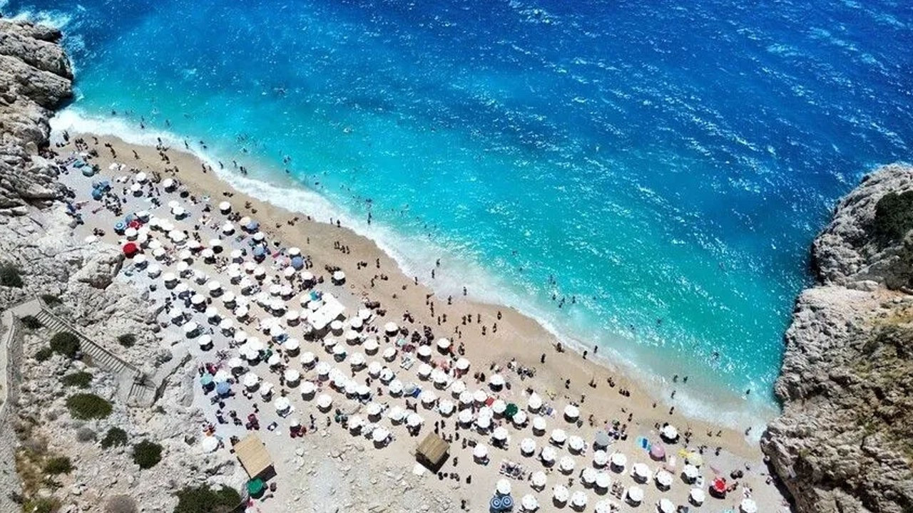 turizmde-2027-hedefi-belli-oldu-70-milyar-dolar-gelir-666-milyon-ziyaretci-1e9VVFpQ.jpg