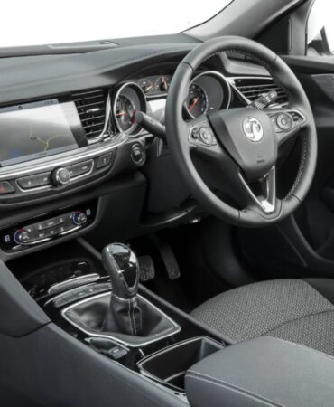 vauxhallin-elektrikli-caga-uyumlu-yeni-yuzu-gelenekten-gelecege-cesur-adim-sxL1TO2i.jpg