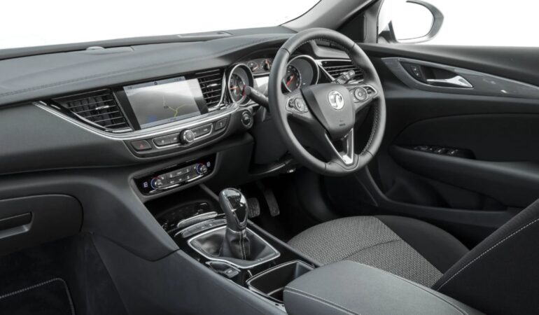 Vauxhall’ın Elektrikli Çağa Uyumlu Yeni Yüzü: Gelenekten Geleceğe Cesur Adım
