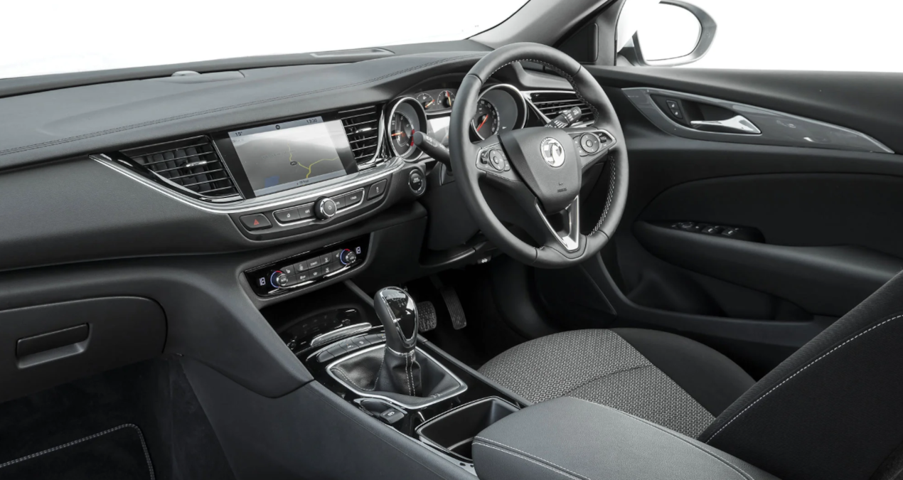 vauxhallin-elektrikli-caga-uyumlu-yeni-yuzu-gelenekten-gelecege-cesur-adim-sxL1TO2i.jpg